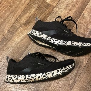 Brooks snow leopard size 9.
